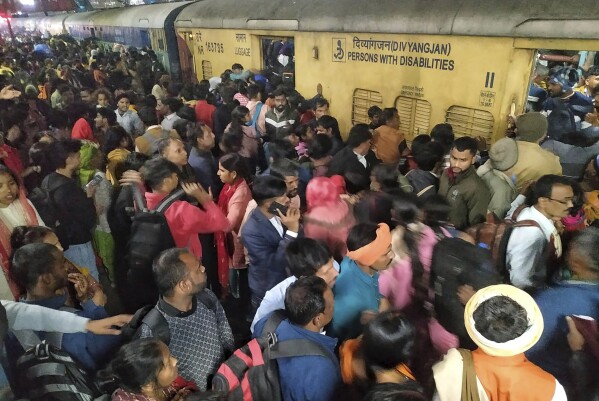 नई दिल्ली रेलवे स्टेशन पर मची भगदड़ में 18 लोगों की मौत, 12 घायल