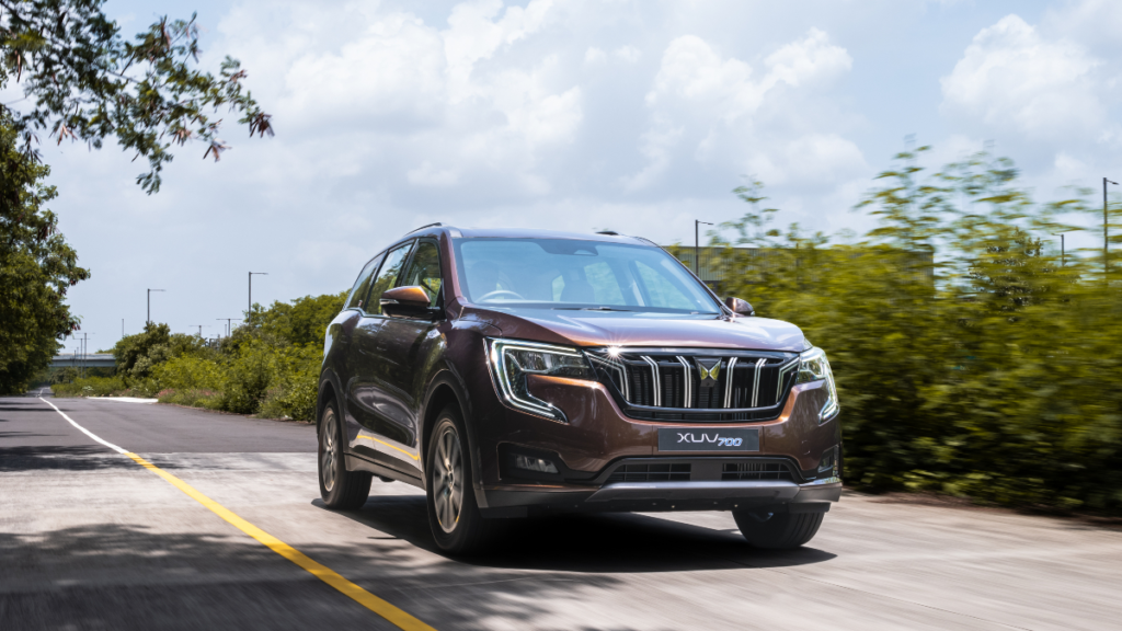 Mahindra XUV 700 on road price